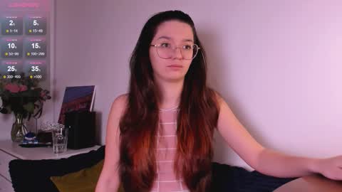 Snapshot of miabellee_ chatting on 12/21/25, 01:02 mia online show from 12/21/25, 01:02