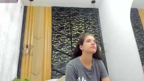 Snapshot of miacours chatting on 04/12/26, 01:05 MiaCours online show from 04/12/26, 01:05