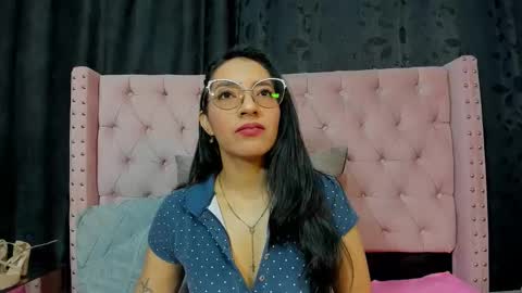 Snapshot of miadivinehyh chatting on 06/10/26, 01:43 miadivinehyh online show from 06/10/26, 01:43