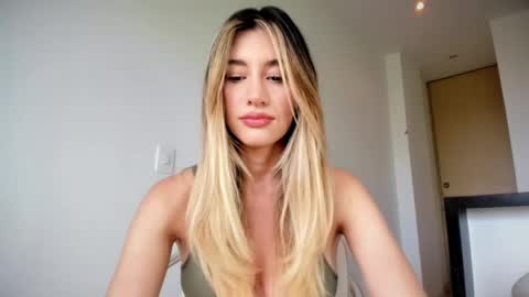 Mia online show from 05/30/26, 07:44