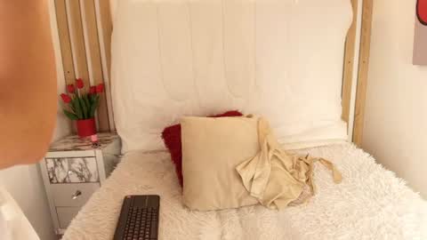Snapshot of miaginger_ chatting on 06/11/26, 12:32 Mia online show from 06/11/26, 12:32