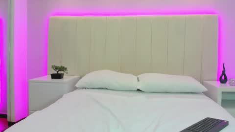 Snapshot of miah_skinny chatting on 10/10/25, 04:00 Mia online show from 10/10/25, 04:00