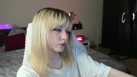 Snapshot of miakimiko chatting on 05/09/26, 01:55 miakimiko online show from 05/09/26, 01:55