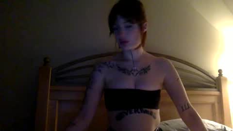 Snapshot of miaklien chatting on 11/14/25, 03:27 miaklien online show from 11/14/25, 03:27