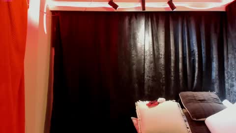 Mia online show from 06/01/26, 12:01