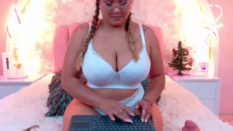 Snapshot of mialaurents chatting on 12/14/25, 04:07 Mia online show from 12/14/25, 04:07