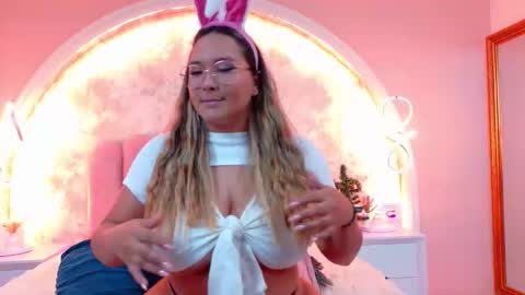 Snapshot of mialaurents chatting on 12/15/25, 04:28 Mia online show from 12/15/25, 04:28