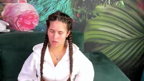 Mia online show from 09/10/25, 07:41