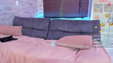 Snapshot of mialuxx chatting on 01/05/25, 12:42 Mia online show from 01/05/25, 12:42