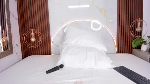 Snapshot of miamiller69 chatting on 10/08/25, 04:32 Mia online show from 10/08/25, 04:32