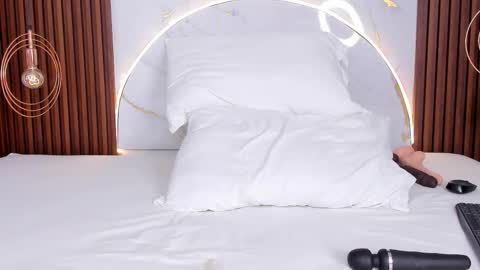 Snapshot of miamiller69 chatting on 10/11/25, 03:39 Mia online show from 10/11/25, 03:39