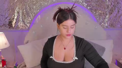 Mia   -5 7001400 Follow  online show from 12/19/25, 01:40