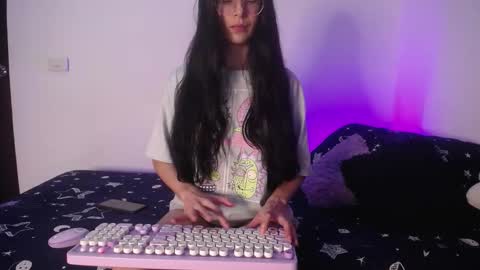 Snapshot of miamoon_ chatting on 10/01/25, 03:45 Mia online show from 10/01/25, 03:45