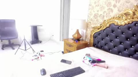 Mia online show from 10/22/25, 11:54