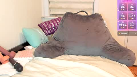 Snapshot of miaparker2_0 chatting on 02/13/25, 02:12 Mia online show from 02/13/25, 02:12