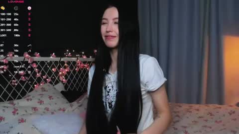 Snapshot of miarielle chatting on 06/11/26, 05:44 Liz online show from 06/11/26, 05:44