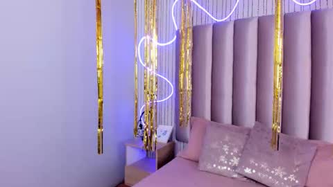 Alejandra  online show from 10/25/25, 04:09