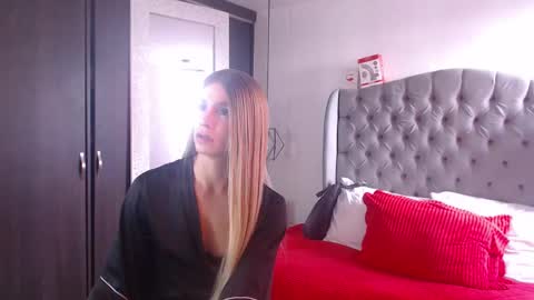 Snapshot of miaromanove_ss chatting on 10/04/25, 12:25 Mia Romanove online show from 10/04/25, 12:25