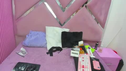 Snapshot of miarose_69 chatting on 06/18/26, 12:00 Miarose 69 online show from 06/18/26, 12:00