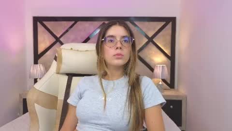 Snapshot of miasilverr chatting on 06/19/26, 08:01 Mia online show from 06/19/26, 08:01