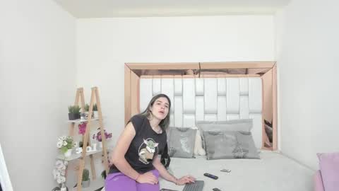 Mia Villalobos online show from 09/15/25, 11:54