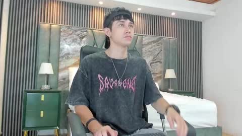 Snapshot of michaeel_blue chatting on 09/28/25, 01:16 Michael online show from 09/28/25, 01:16