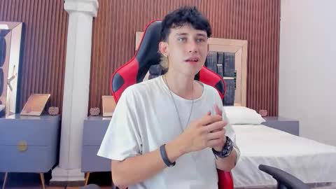 Snapshot of michaeel_blue chatting on 10/17/25, 08:33 Michael online show from 10/17/25, 08:33