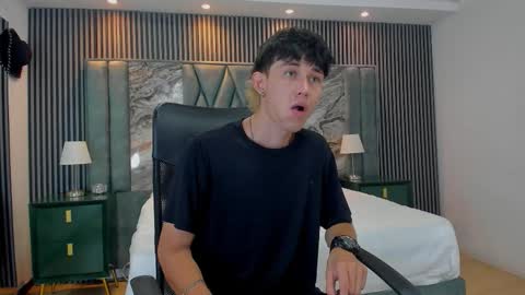 Snapshot of michaeel_blue chatting on 10/24/25, 02:35 Michael online show from 10/24/25, 02:35