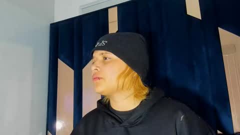 Snapshot of michell_rs chatting on 09/25/25, 04:05 michell_rs online show from 09/25/25, 04:05