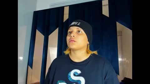 Snapshot of michell_rs chatting on 10/23/25, 04:45 michell_rs online show from 10/23/25, 04:45