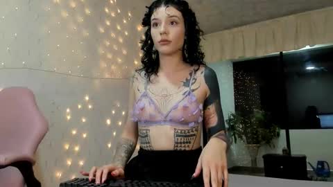 Snapshot of michelleastro chatting on 11/28/25, 07:11 Michelle Ramirez online show from 11/28/25, 07:11