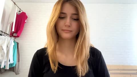 Snapshot of michellfallert chatting on 05/22/26, 12:22 Jenny online show from 05/22/26, 12:22