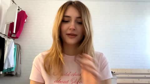 Snapshot of michellfallert chatting on 06/04/26, 02:56 Jenny online show from 06/04/26, 02:56