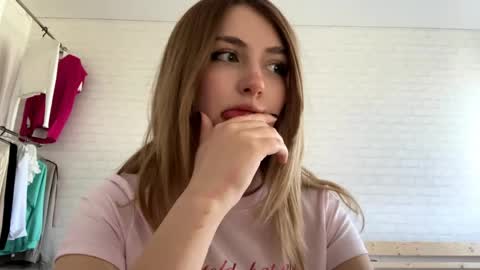 Snapshot of michellfallert chatting on 06/08/26, 01:11 Jenny online show from 06/08/26, 01:11