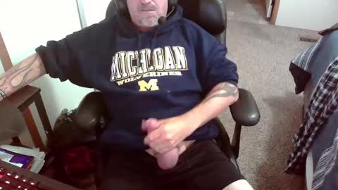 Snapshot of michigan_daddy chatting on 10/17/25, 05:04 TattedInDetroit online show from 10/17/25, 05:04