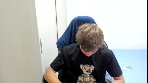 Snapshot of miguel_hz chatting on 11/06/25, 10:32 Miguel Hernandez online show from 11/06/25, 10:32