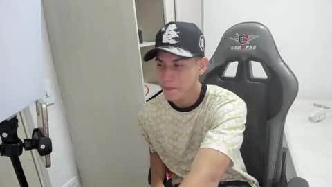 Snapshot of miguel_hz chatting on 11/16/25, 04:18 Miguel Hernandez online show from 11/16/25, 04:18