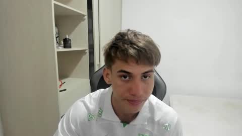 Snapshot of miguel_hz chatting on 11/21/25, 03:16 Miguel Hernandez online show from 11/21/25, 03:16