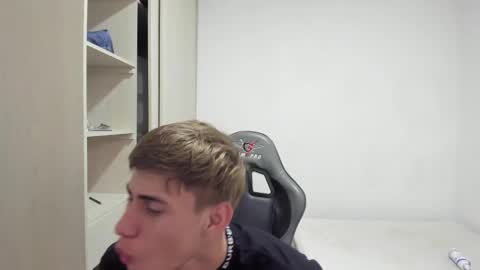 Snapshot of miguel_hz chatting on 11/26/25, 07:15 Miguel Hernandez online show from 11/26/25, 07:15