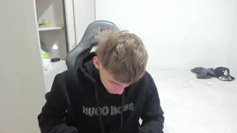 Snapshot of miguel_hz chatting on 12/15/25, 11:31 Miguel Hernandez online show from 12/15/25, 11:31