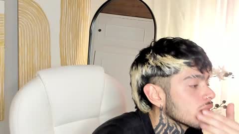 Snapshot of mihailleroy chatting on 01/08/25, 10:48 MIHAIL LEROY finally independent model online show from 01/08/25, 10:48