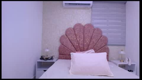 Snapshot of miia_01_ chatting on 11/10/25, 12:04 Mia online show from 11/10/25, 12:04