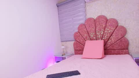 Snapshot of miia_01_ chatting on 11/12/25, 11:54 Mia online show from 11/12/25, 11:54