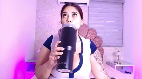 Snapshot of miia_01_ chatting on 11/16/25, 12:00 Mia online show from 11/16/25, 12:00