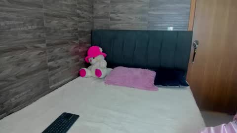Snapshot of miia_belll chatting on 03/18/26, 03:31 Mia online show from 03/18/26, 03:31
