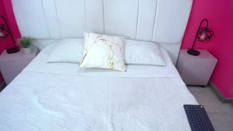 Snapshot of miia_colliins__ chatting on 09/17/25, 12:40 Miia colliins   online show from 09/17/25, 12:40