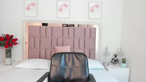 Snapshot of miia_palmerr chatting on 02/15/25, 10:21 Mia  online show from 02/15/25, 10:21