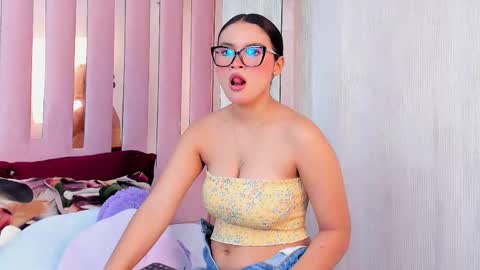 Snapshot of miia_palmerr chatting on 10/25/25, 10:34 Mia  online show from 10/25/25, 10:34