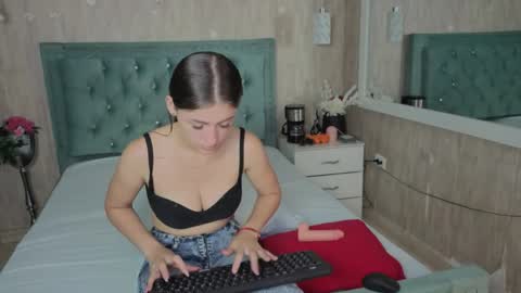 Snapshot of miia_velvett chatting on 04/14/26, 03:18 miia_velvett online show from 04/14/26, 03:18
