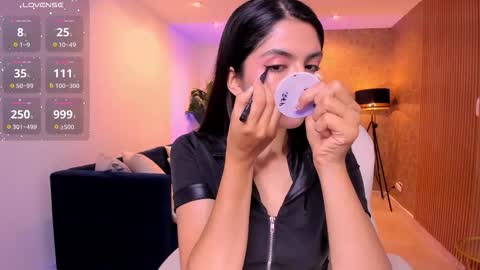 Snapshot of miiaa_evans chatting on 10/06/25, 11:07 Mia online show from 10/06/25, 11:07